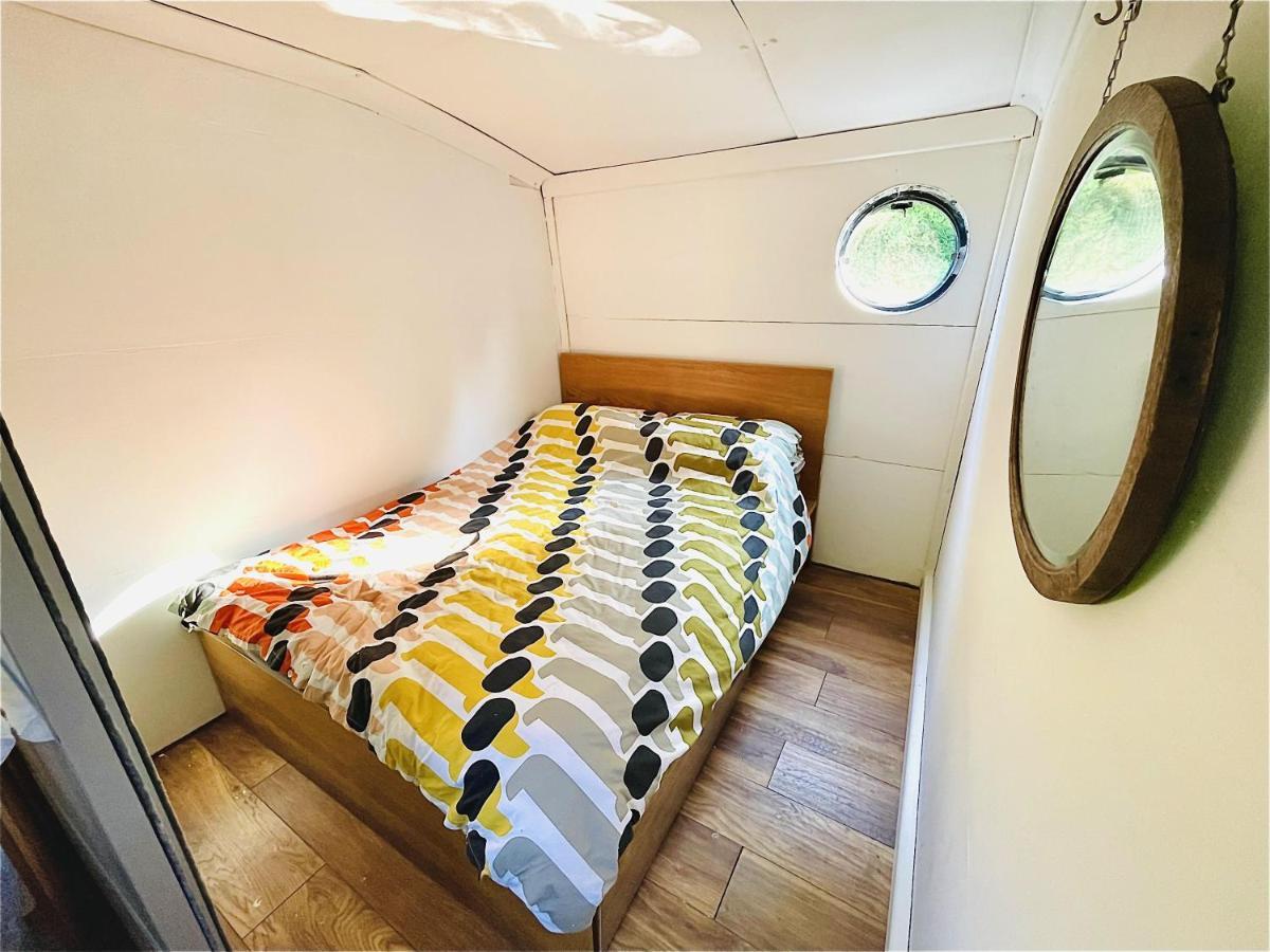 Boutique Boat Contemporary Barge Apartment